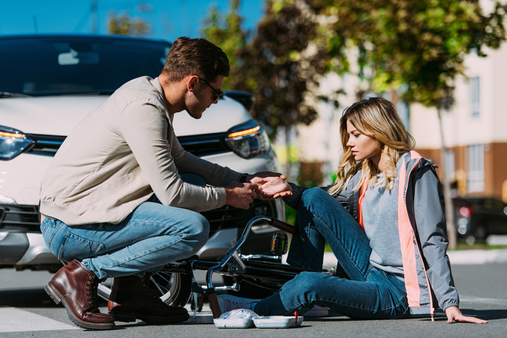 Man,Getting,First,Air,To,Injured,Woman,After,Car,Accident