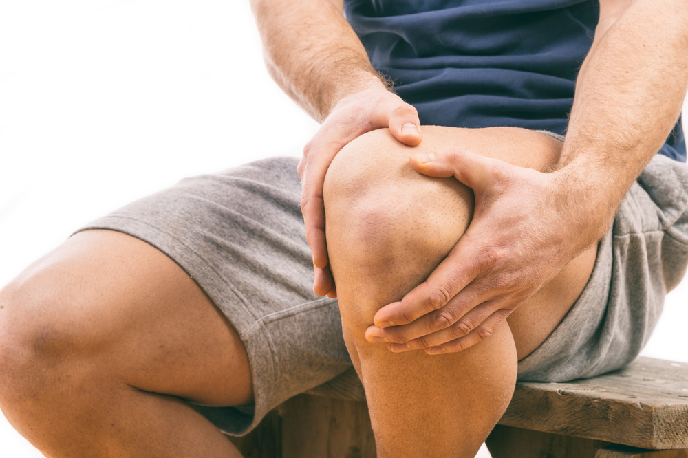 Man,With,Knee,Pain,Over,White,Background